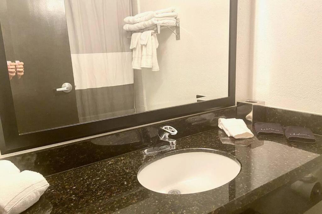 Apartment Riverview, 507, Steps Away!+pool+wifi Ruskin